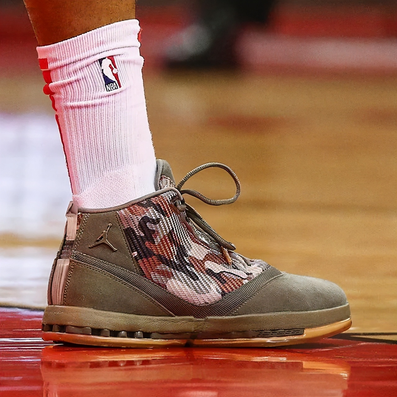 NBA球员上脚：老兵节配色的球鞋很酷，总冠军后卫签约李宁