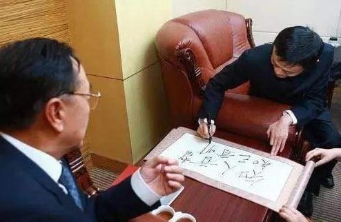 马云字迹曝光，外行人嫌弃，内行人却夸：字迹飘逸，价值连城