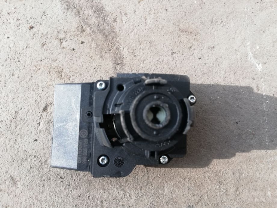 大众启动不了大灯不亮,大众汽车启动显示屏不亮怎么回事