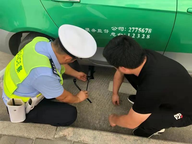有司机看着换胎工具一筹莫展，有小车P档锁死无法动弹，都被交警轻松解决