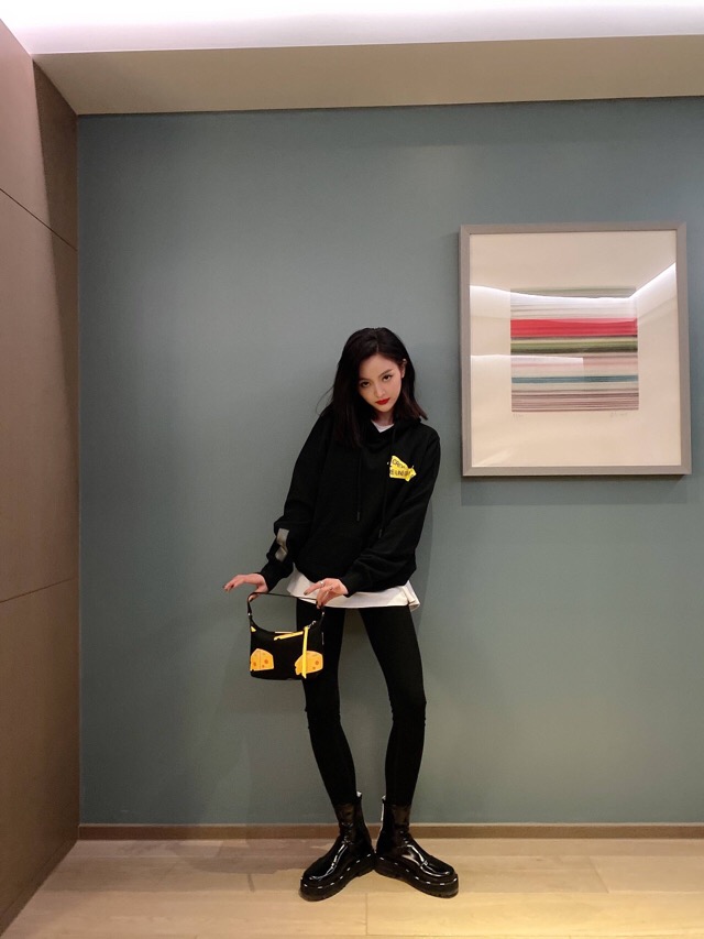 吴宣仪深v抹胸裙金色,吴宣仪深v礼服照