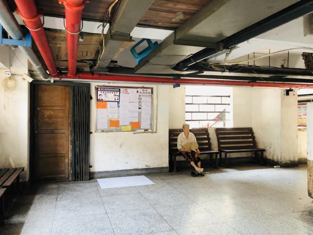 重庆这个24层没有电梯的高楼！直逼40℃的天气仍然有人前来打卡