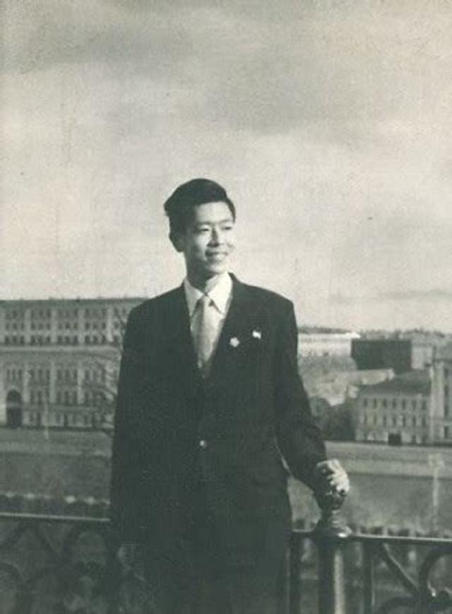 他一生娶妻三次，曾是*剑英叶**女婿，78岁迎娶女学生，81岁老来得女