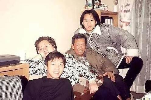 31岁黄家驹跌落舞台身亡，前女友灵前大哭，胞弟：少猫哭耗子