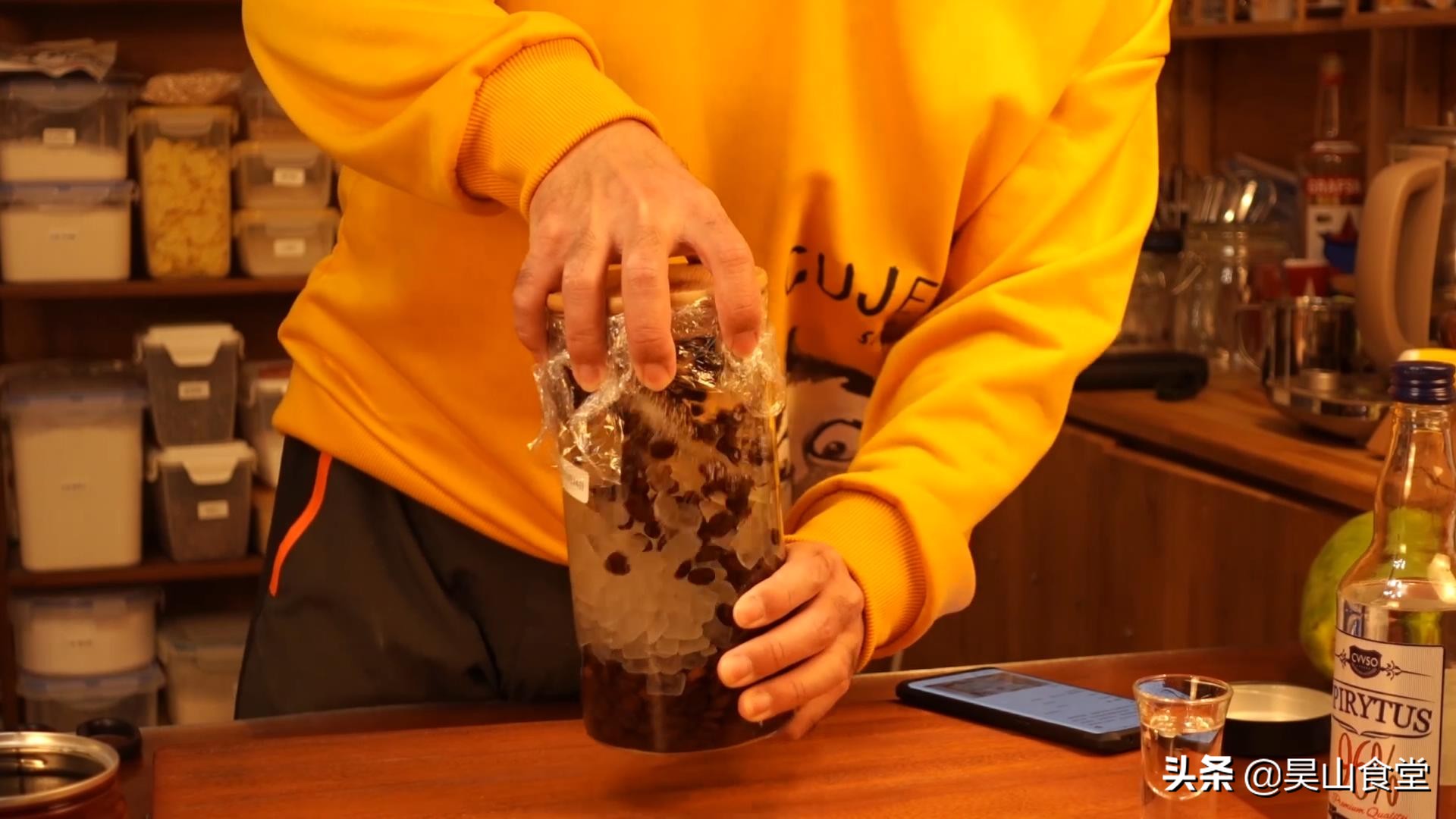 13秒教你制作一杯冰镇咖啡饮品,提拉米苏咖啡酒配方教程