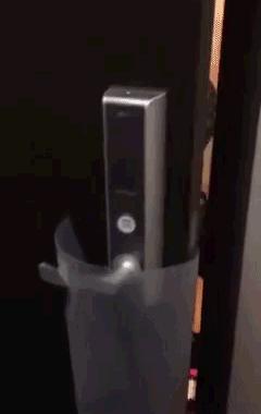 你用一张纸打开自家的防盗门吗,你家的门锁够安全么