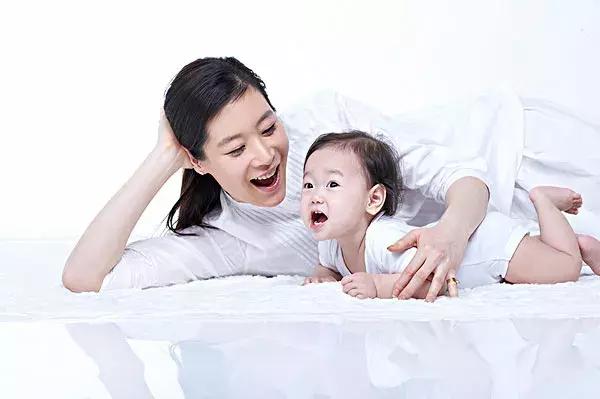 宝妈分享婴儿发育的口诀你知道么,五月龄宝宝必做发育练习