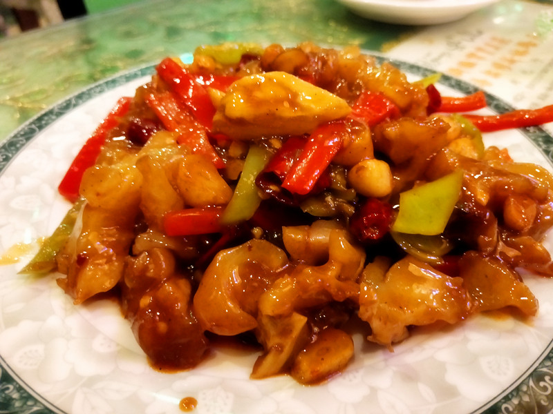 外媒首推京城*疆新**菜餐厅,东四胡同里的弯弯月亮