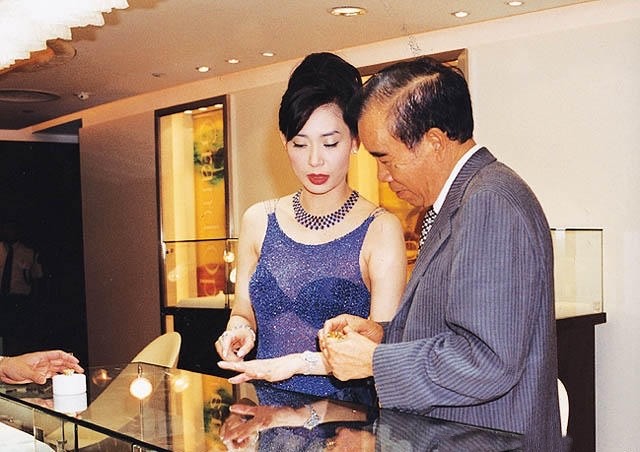 珠宝富豪发家史,珠宝大亨的创业史