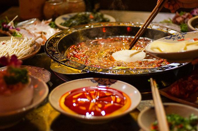 在重庆吃火锅把油碟拿走正常吗,吃火锅的油吃进肚子会不会凝固