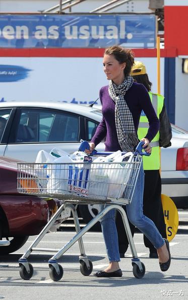 冬季围巾怎么搭配才保暖又时髦,凯特王妃系红色波点围巾