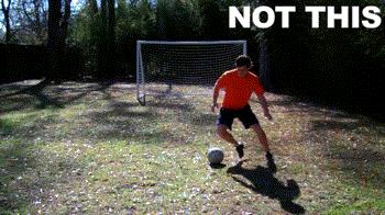 足球脚背正面接球的动作要领,足球前锋射门飞球教学