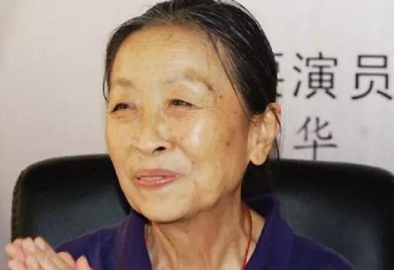 83岁丑娘张少华，生病独自一人去住院，干儿子杨志刚亲自接她出院