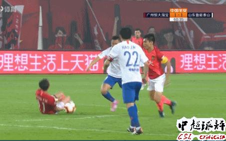 郑智铲球断腿视频,足球队员郑智踢断脚的视频