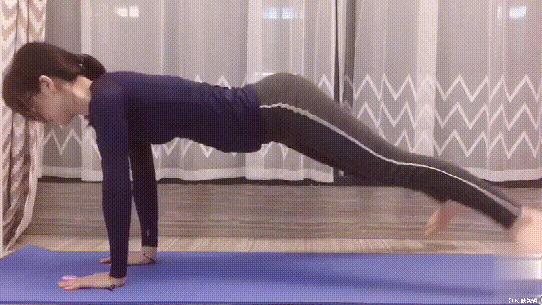 平板支撑锻炼核心肌群效果惊人,平板支撑对强化核心肌群非常有益