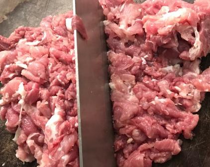 调肉馅,调料不懂别乱放!教你万能调法,肉馅咸香入味,鲜嫩多汁