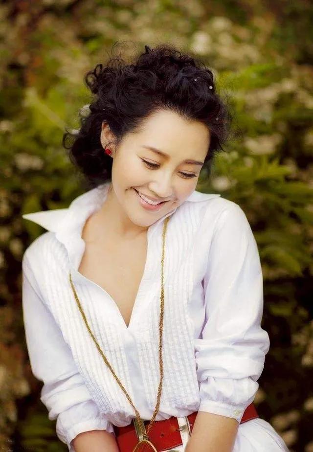 “京圈公主”猎男记：从不跟穷人恋爱，52岁为何至今未婚？