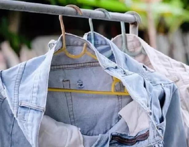 牛仔裤一刷就掉色严重怎么弄,牛仔裤掉色教你一招轻松解决