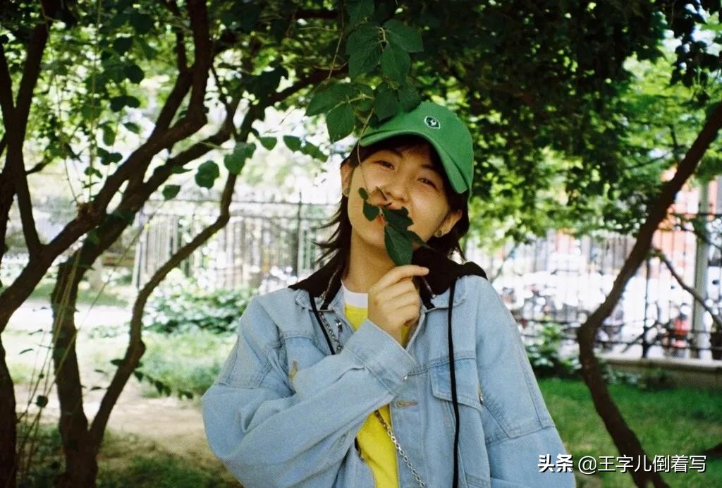 女生怎么摆pose怎么拍照好看,小女孩拍照如何摆pose戴帽子