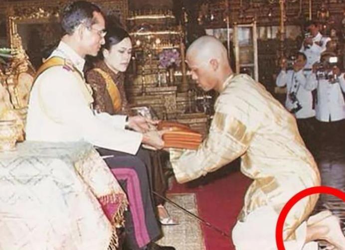 泰王下跪视频完整版,泰王下跪磕头