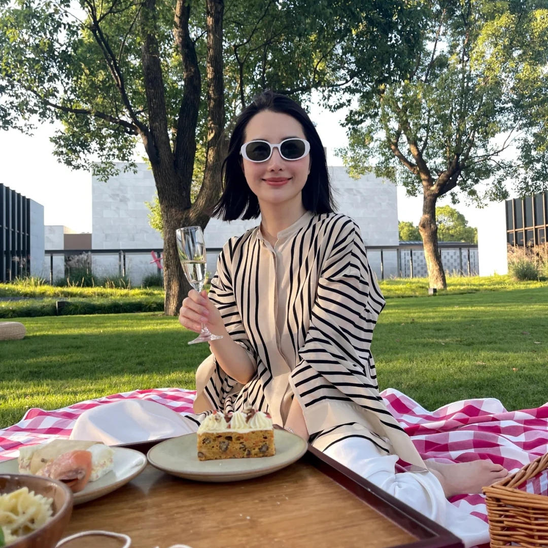 董花花穿粉色半身长裙照片,落魄的阔太太