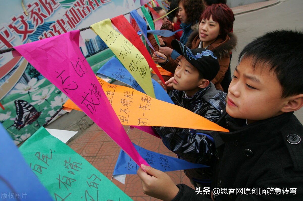 猜衣服上的东西：一个软，一个硬，两手紧抓向里弄（打一常见物）