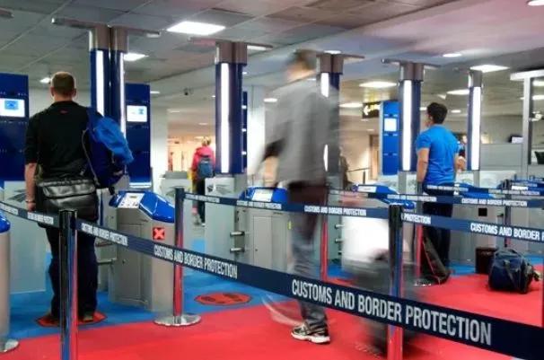 过海关被拉进小黑屋会发生什么,过海关被关进小黑屋怎么办