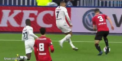 头脑发热!2亿巨星蹬踏小腿被红牌罚下,这一夜他成为丢冠罪人