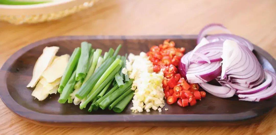 老人脸上红肿起皮怎么回事,脸上一块红红的像癣发干又痒起皮