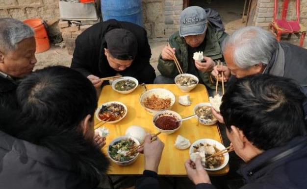 66岁大叔深山放羊发现金凤凰,老汉深山放羊发现金凤凰是什么