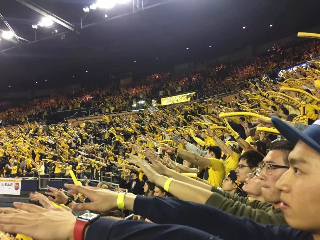 6000北体大学子围观主场首秀，150辆大巴拉不来中国校园体育文化