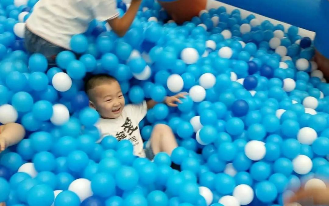 儿童纸尿裤滑滑梯,穿纸尿裤的宝宝滑滑梯