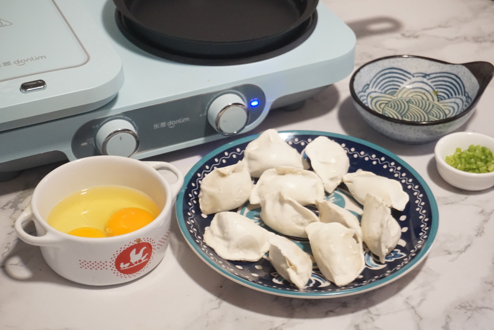 十分钟快手早餐鸡蛋饼,煎饺抱蛋的家常做法