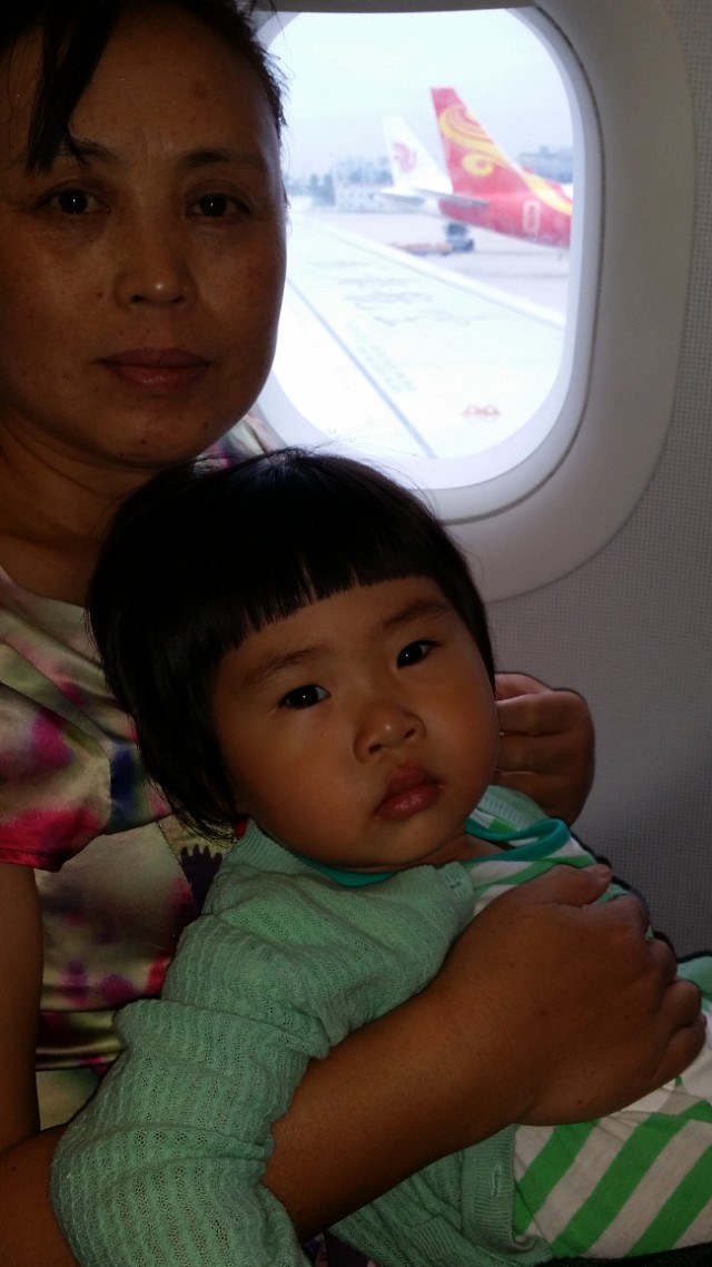 带着孙女去海边,奶奶带着小孙女在北海涠洲岛玩