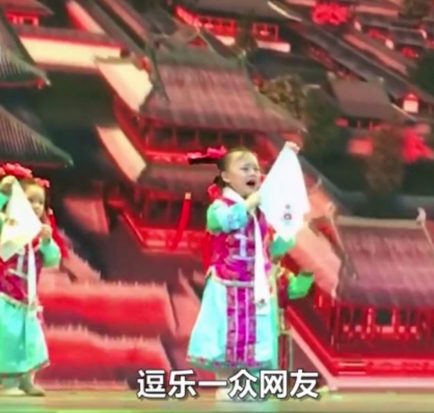 小萌娃哭得梨花带雨六一节视频,六一儿童节萌娃呆萌表情逗笑众人