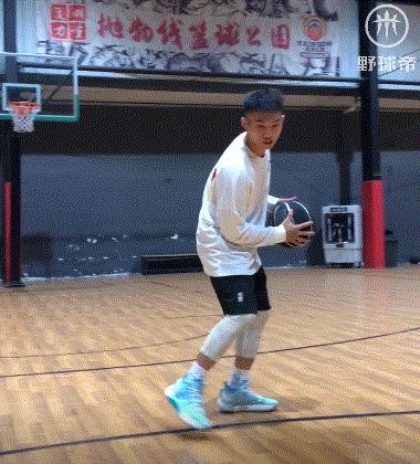 顺步拜佛接胯下运球,顺步启动