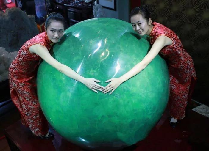 谁挖出6吨重的夜明珠,陕西男子挖到夜明珠如今成了路灯