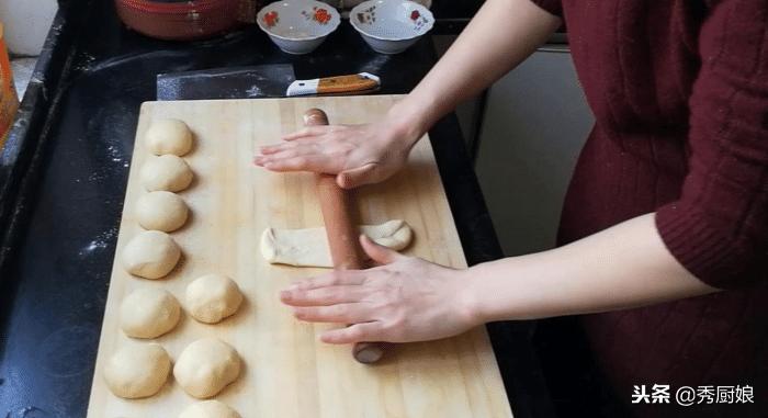 普通面粉自制蜂蜜小面包,3分钟制作蜂蜜小面包香甜酥软