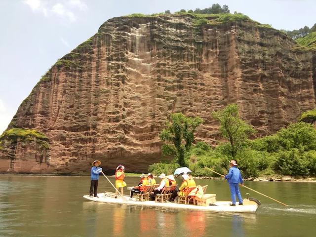 一个让人流连忘返的地方,山清水秀,只需要坐在河边发呆就行。
