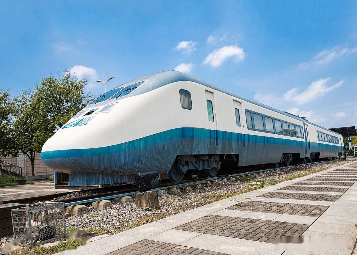 为什么火车铁轨下面要铺碎石子,为什么铁轨下面要铺轨枕和石子