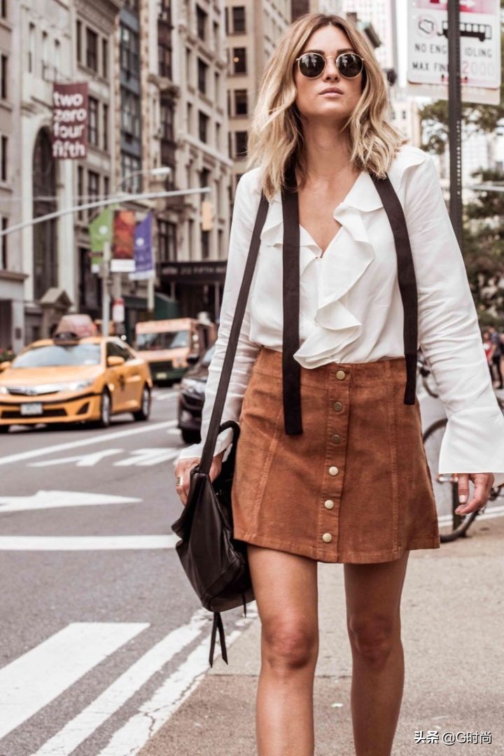 复古风潮来袭这件灯芯绒很火,红色灯芯绒复古风搭配