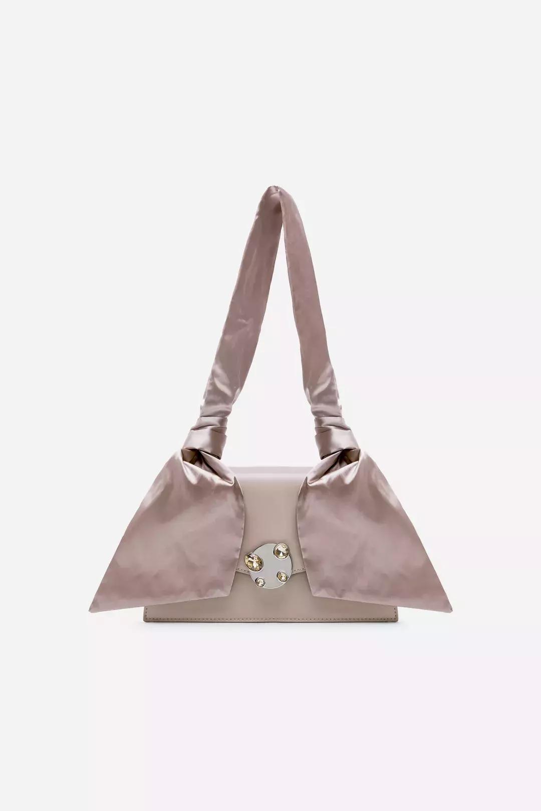 奶奶都嫌丑的旧包被Jennie背过后，半个地球的时尚博主疯狂求同款