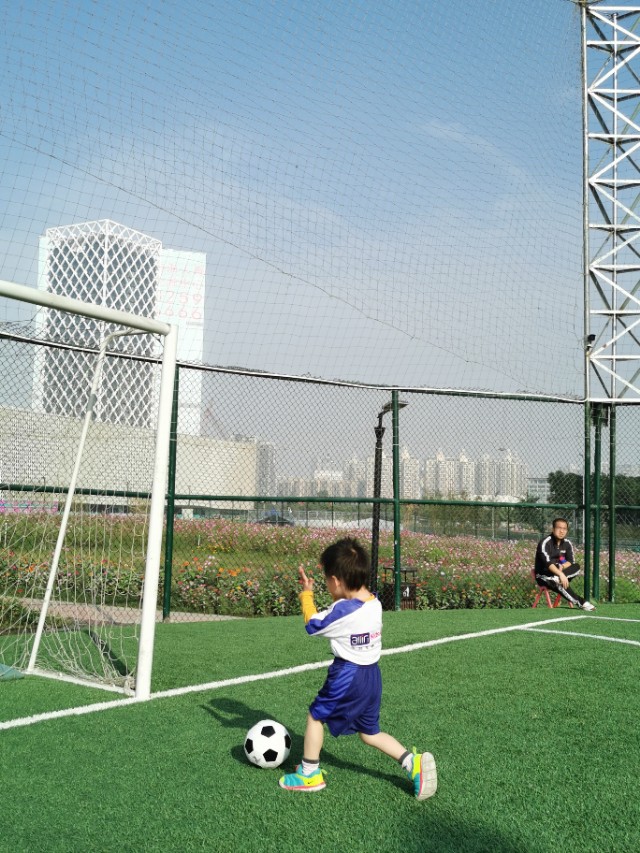 足球运动对少年儿童成长的好处,足球运动对幼儿身心发展的益处