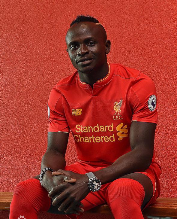 我心中的足球明星c罗,我心目中的英雄梅西