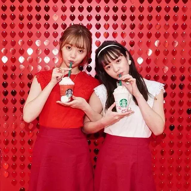 代购爆单预感！星巴克最新“猫耳杯”、“草莓收纳包”成超级网红