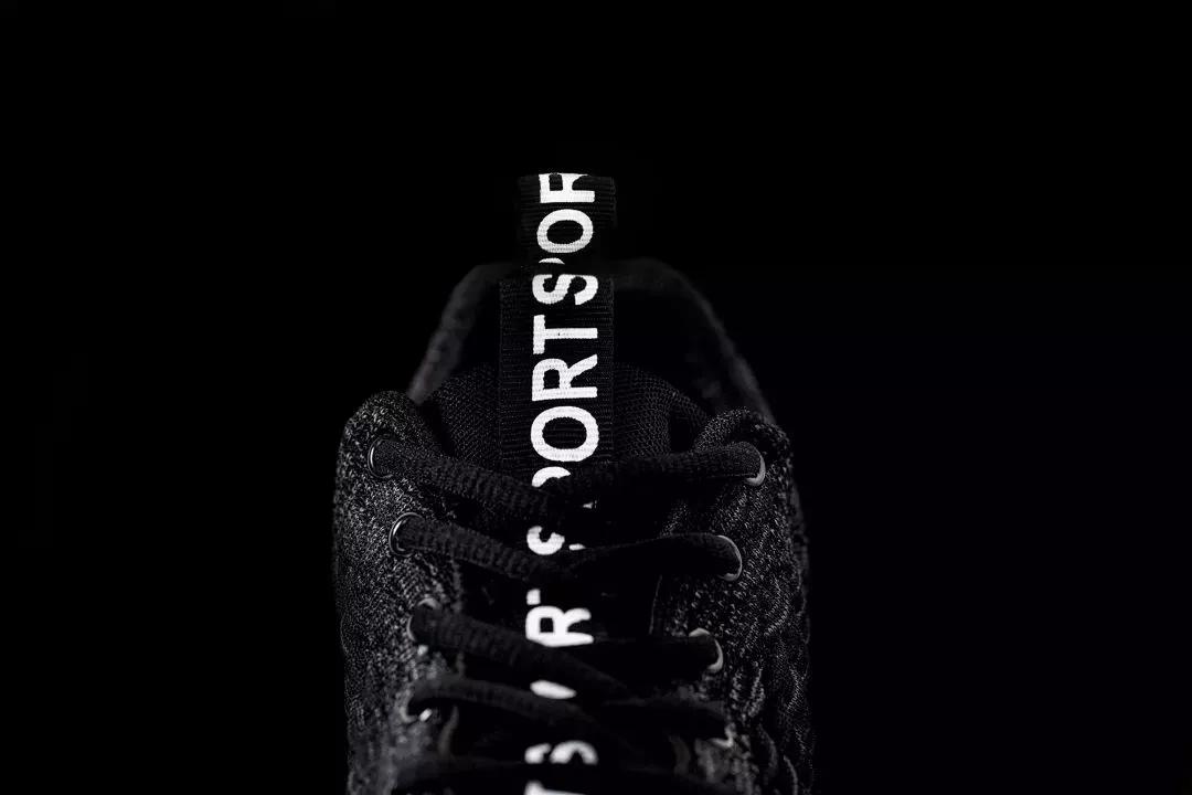 一双鞋装上28片“刀锋”弹簧，缓解脚底压力，跑步和走路一样轻松