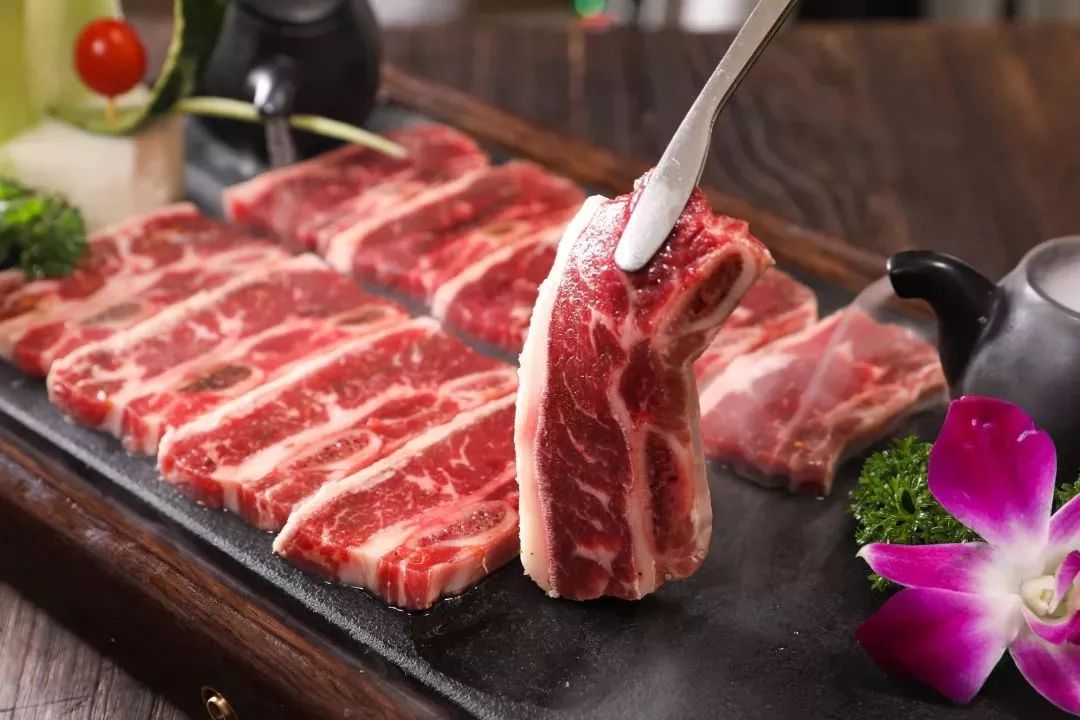 用刀叉吃牛排和汉堡,用刀叉吃火锅