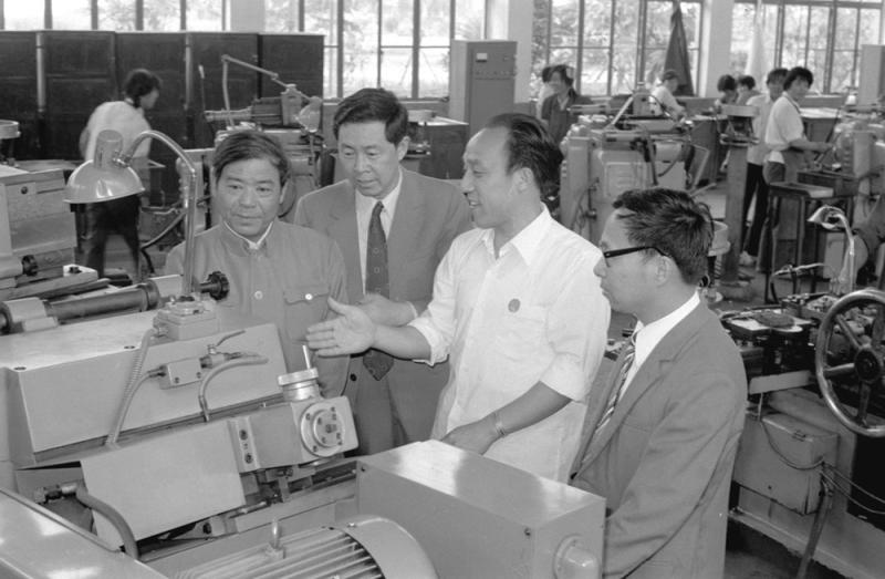 鲁冠球的传奇人生视频,简单描述鲁冠球的创业案例