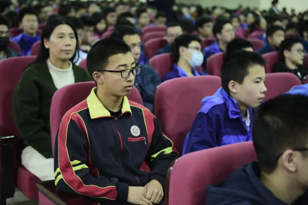 35岁啃老大师离世：溺爱是惯子毒药，爱得多不如爱得对