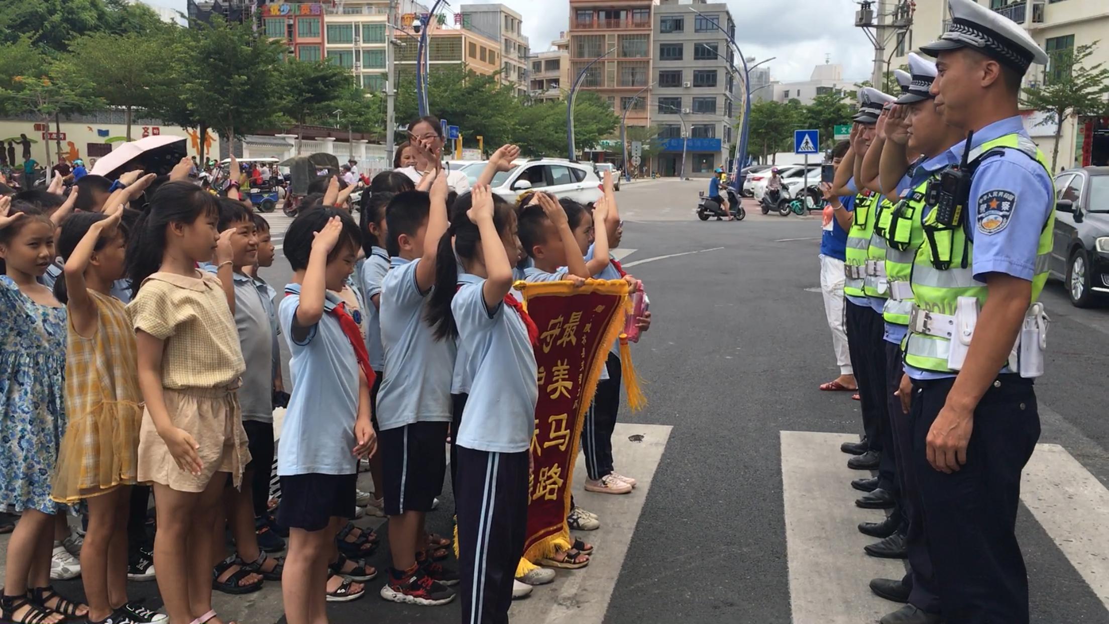 交警抗疫期间送锦旗,陵水交警护航高考